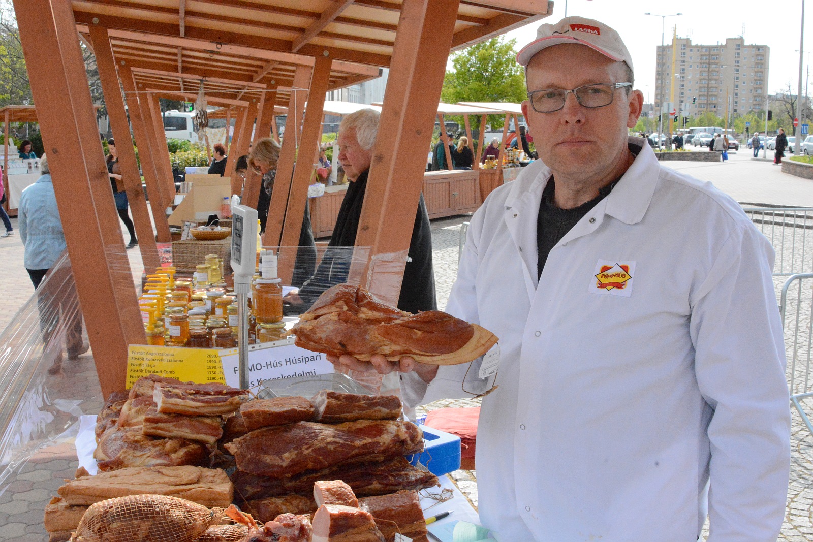 Nagypénteken is nyitva van a Húsvéti vásár a Palotai kapu téren, a Pláza előtt