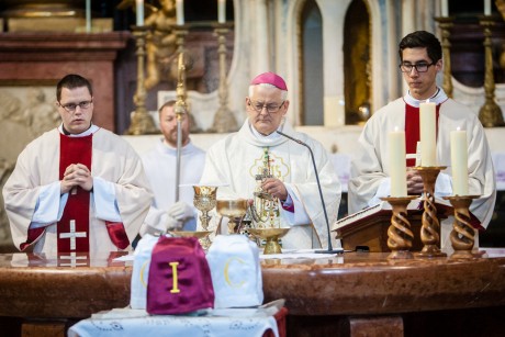 Nagycsütörtöki olajszentelési mise a Bazilikában