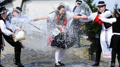 A víz tisztító ereje és a húsvéti locsolkodás