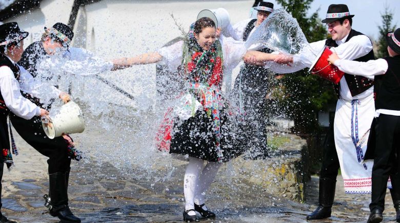 A víz tisztító ereje és a húsvéti locsolkodás