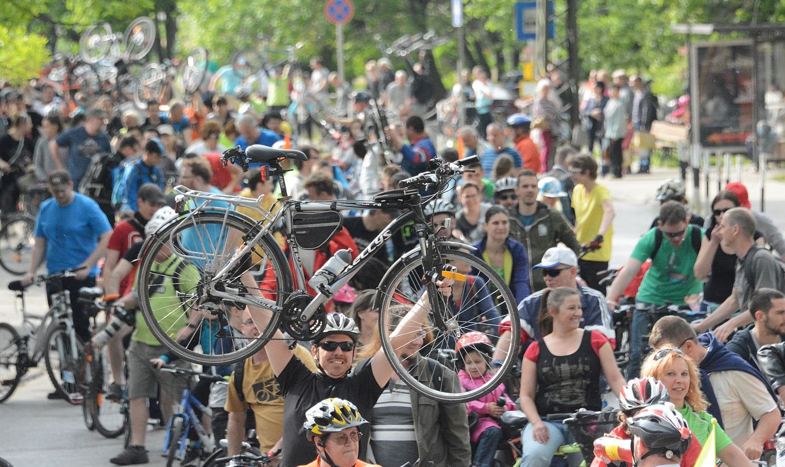 Kerékpárt a magasba! - 10 éves lett a Critical Mass Székesfehérváron