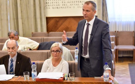 Közösen tart fogadóórát Földi Judit, dr. Márton Roland és But Sándor