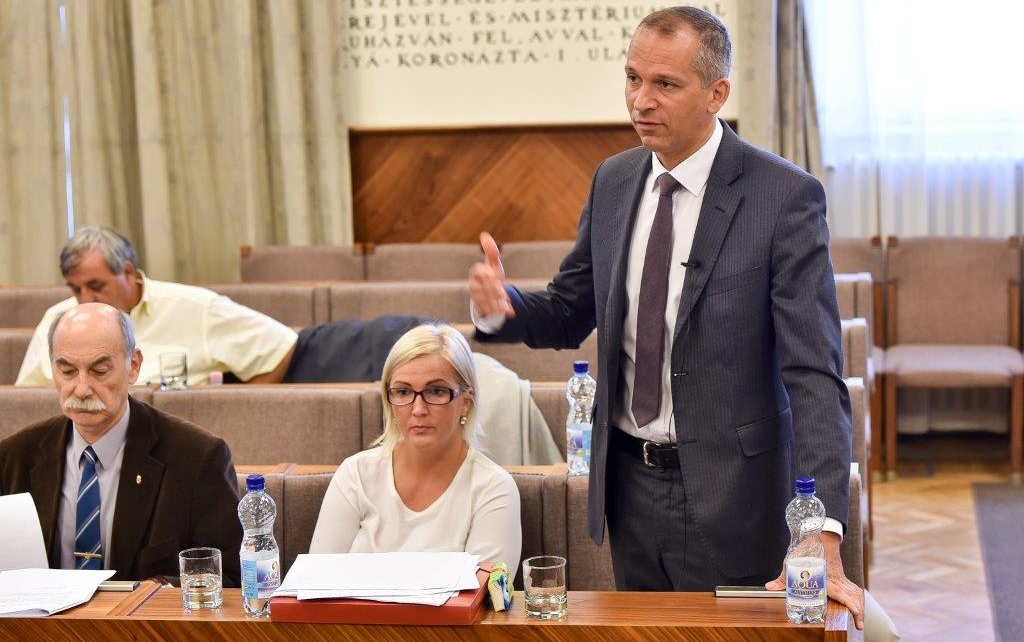 Közösen tart fogadóórát Földi Judit, dr. Márton Roland és But Sándor