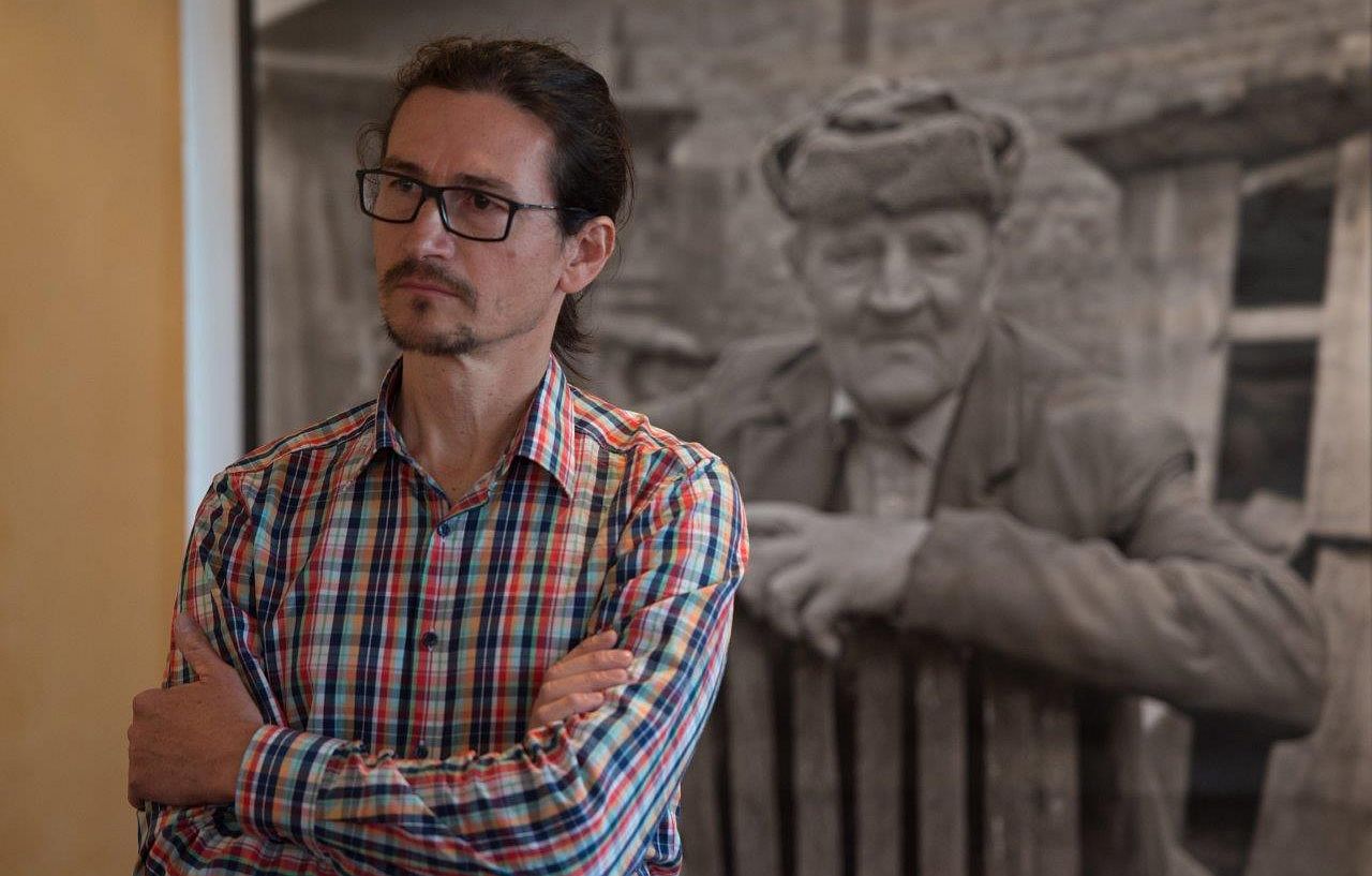 Arcok és álarcok - megnyílt Klotz Miklós kiállítása