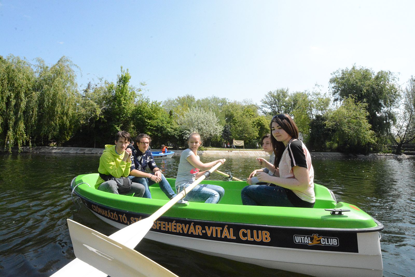 Kifutottak az első hajók a Csónakázó-tó új kikötőjéből