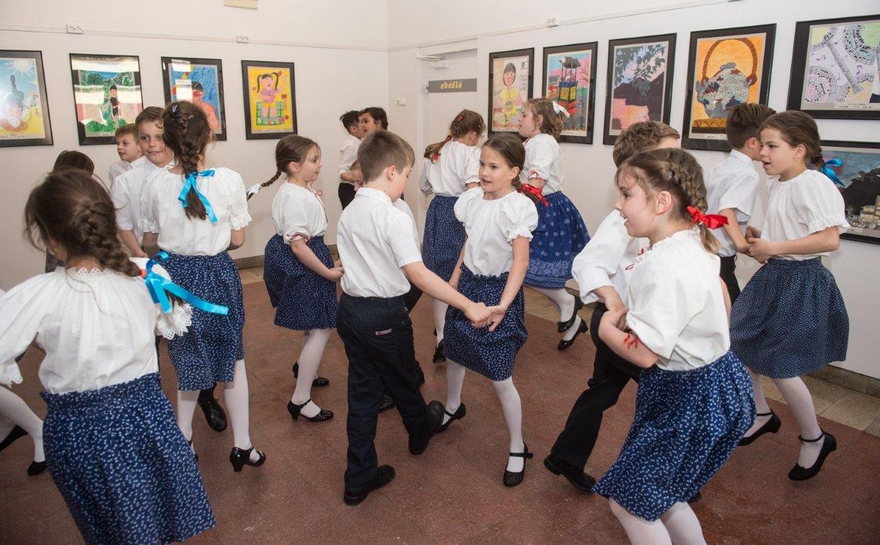 Japán gyermekrajzok tárlatát nyitották meg a Munkácsy Általános Iskolában