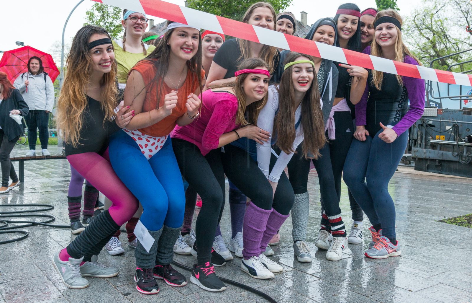 Szakadó esőben búcsúztak a diákévektől a bolondballagók