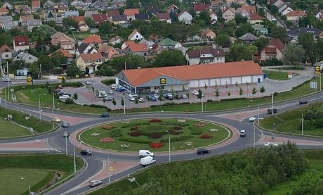 Lesodródott az útról és meghalt hajnalban egy autós a Csóri úti körforgalomban