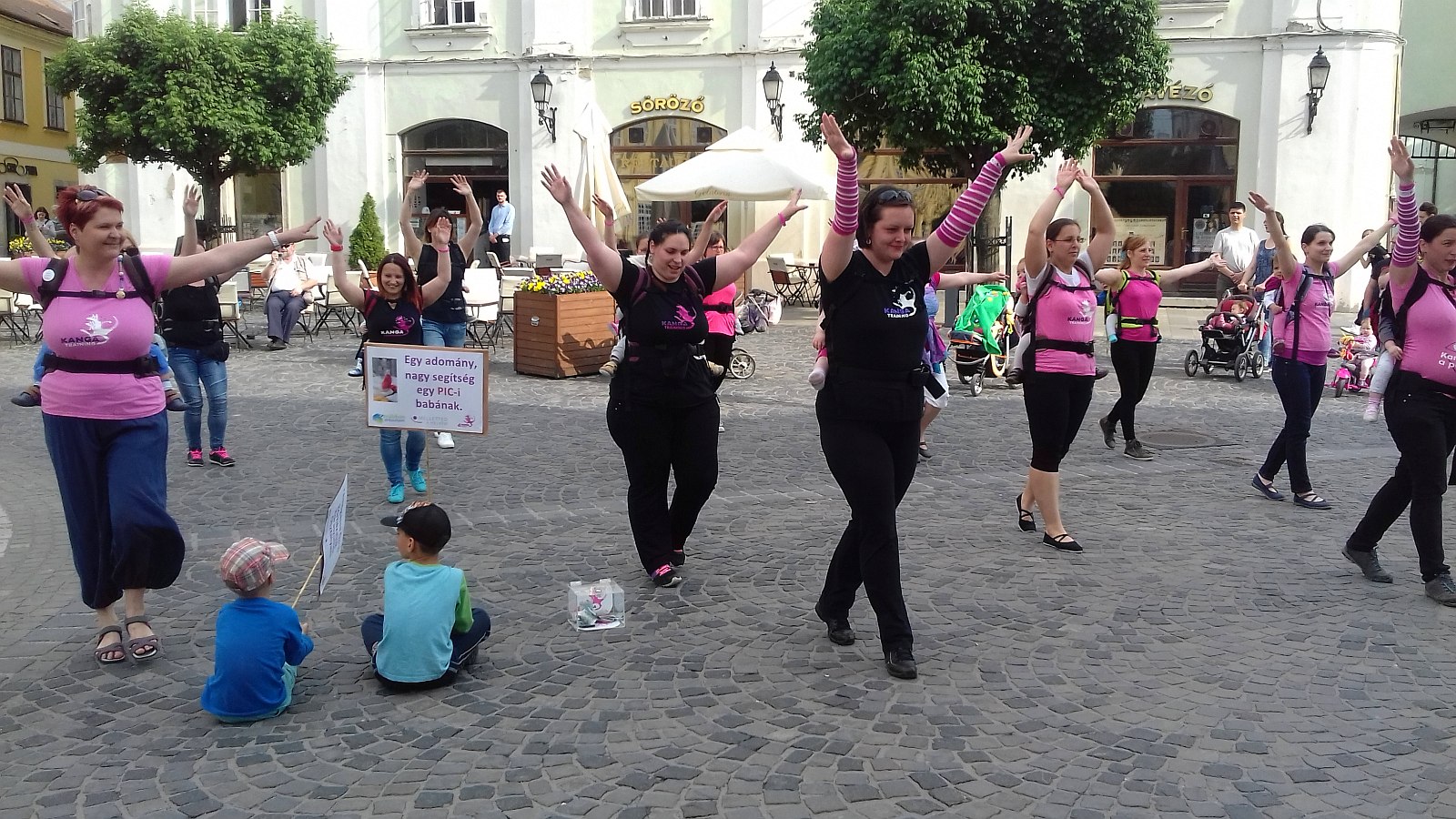 Kangahelp- flashmob a koraszülött babákért Fehérváron is