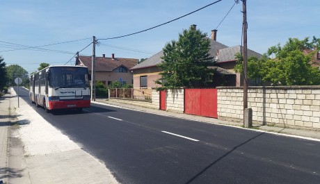 Elkészült az Akácfa utca új aszfaltburkolata Alsóvárosban