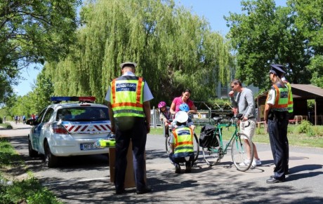 Gyereknapi ellenőrzés és ajándékok a tópart rendőreitől