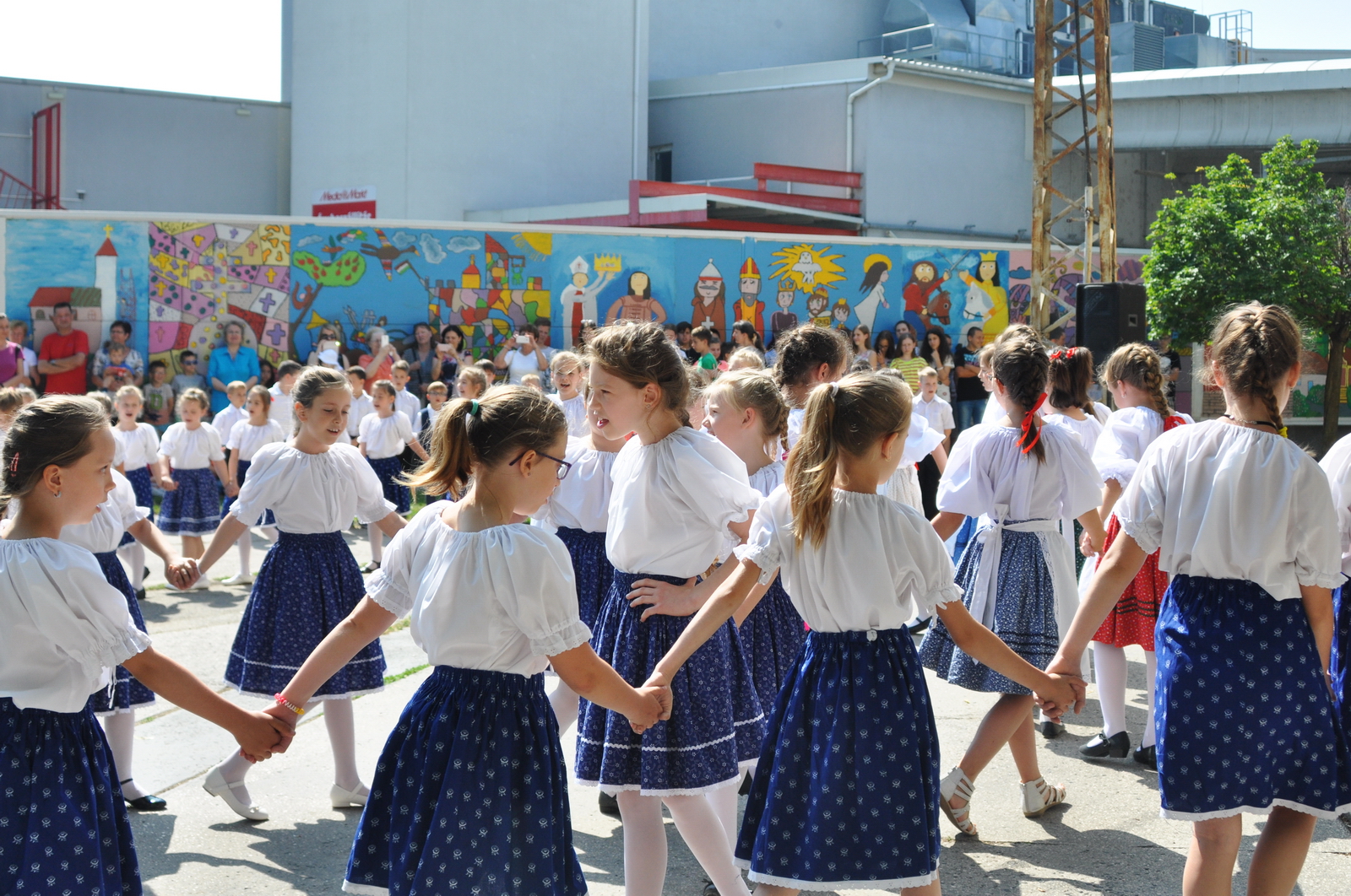 Hagyományteremtés – kitáncolták a város májusfáját