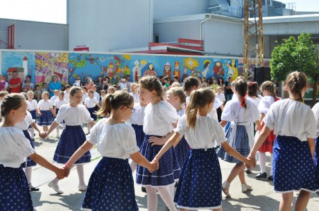 Hagyományteremtés – kitáncolták a város májusfáját