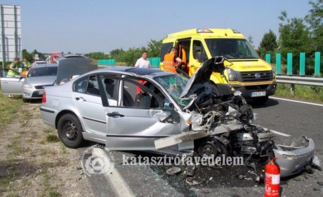 Négyen súlyosan megsérültek az elkerülőn történt balesetben