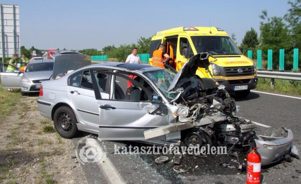 Négyen súlyosan megsérültek az elkerülőn történt balesetben