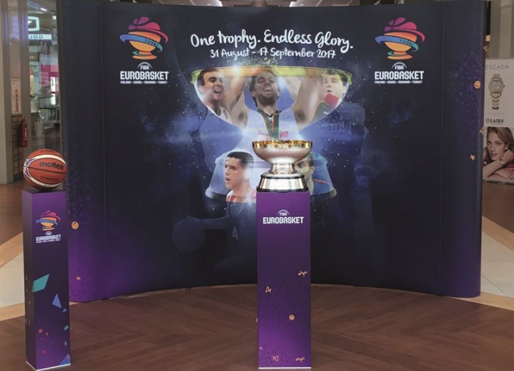 A kosárlabda Európa-bajnokság trófeája a bajnoki döntő helyszínén