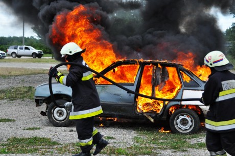 Látványos gyakorlatot tartott a Fehérvári Tűzoltó Egyesület