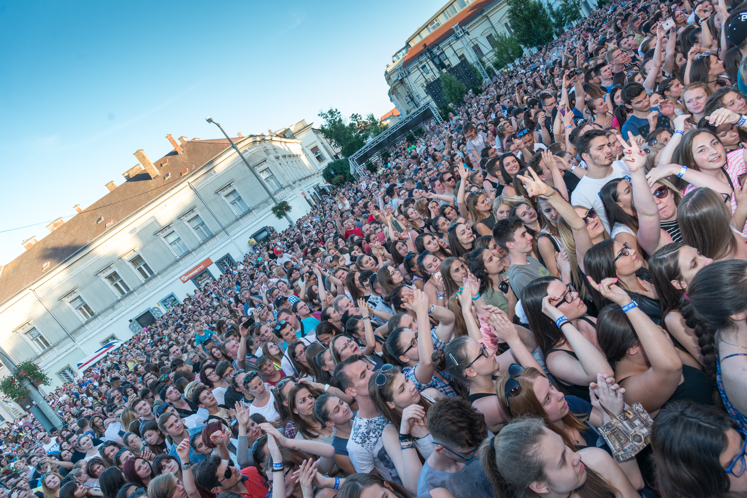 Helló nyár! - ezrek voltak a The Biebers, Lotfi Begi és a Halott Pénz koncertjén