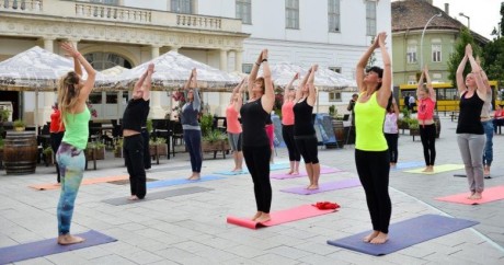 Flashmob és közös oktatás a Jóga Világnapján