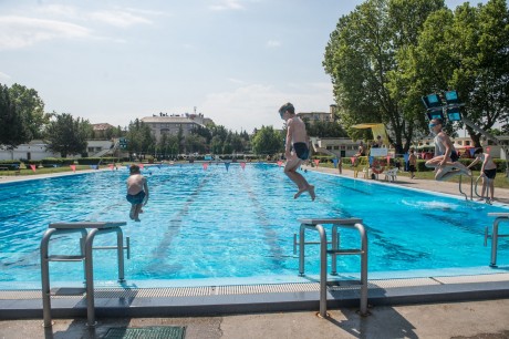 Hűsítő csobbanás - mindenkit vár a fehérvári strand