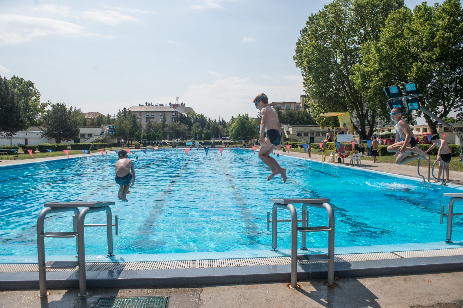 Hűsítő csobbanás - mindenkit vár a fehérvári strand