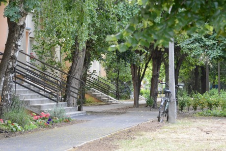 Új járdák a Rákóczi úti négyemeletesek előtt
