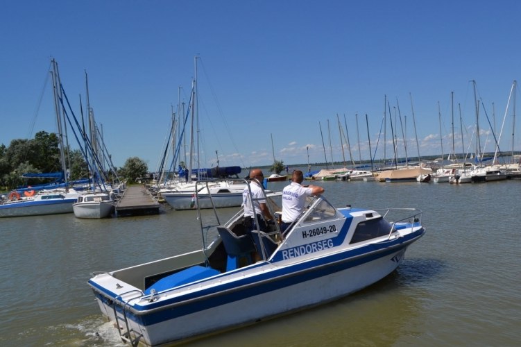 Négy embert mentettek ki a rendőrök a Velencei-tóból