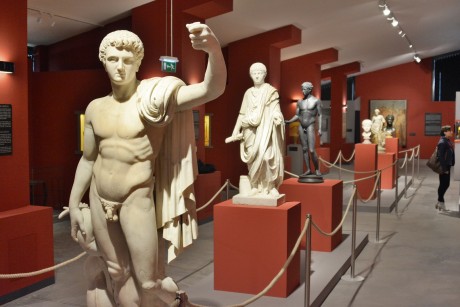 Városnéző séták és hűsítő buszos kirándulás a fehérvári Tourinformmal