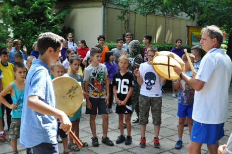Izgalmas programok gyerekek százainak Velencén és a Bregyóban