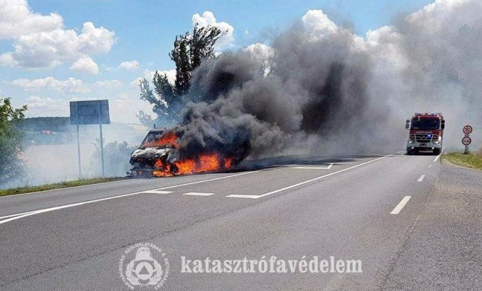 Teljesen kiégett egy kisteherautó a 81-esen