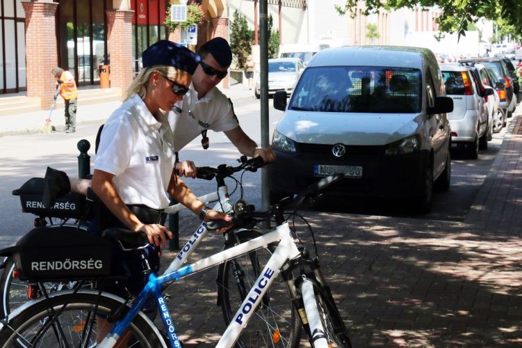Négy éve két keréken is szolgálnak a rendőrök Fehérvár Belvárosában