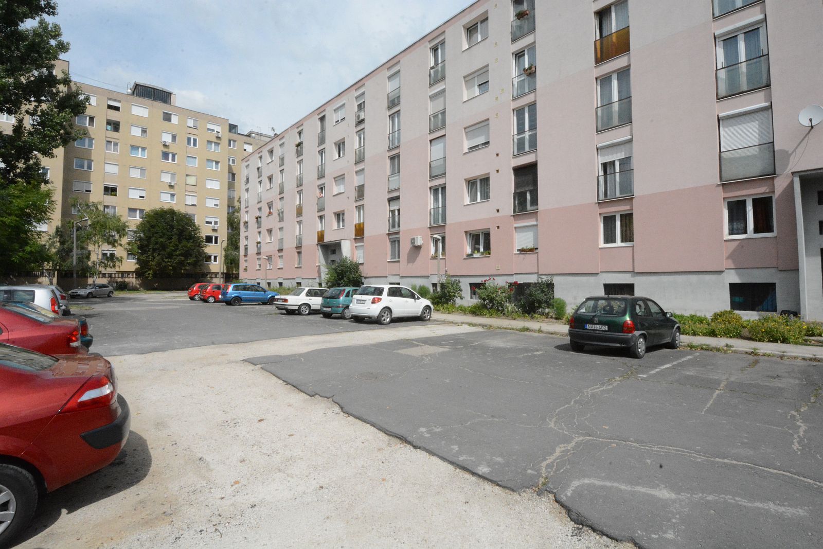 Két héten belül kezdődik a Királykút lakónegyed belső parkolójának aszfaltozása