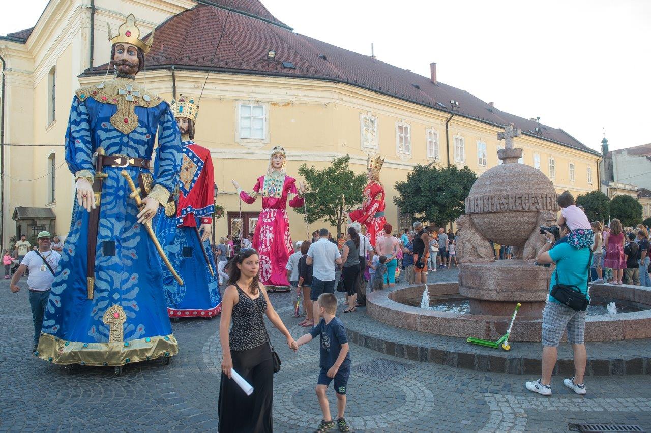 Kalandos életű királyunk óriásbábja is ott volt szombaton este a Belvárosban