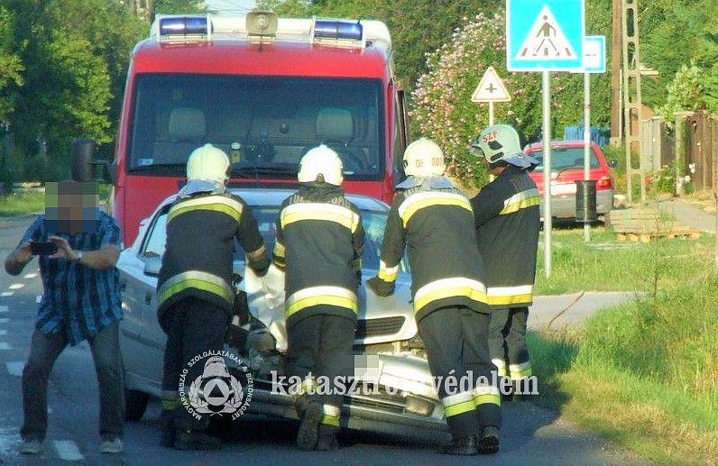 Autóbusznak ütközött egy személyautó az Úrhidai úton