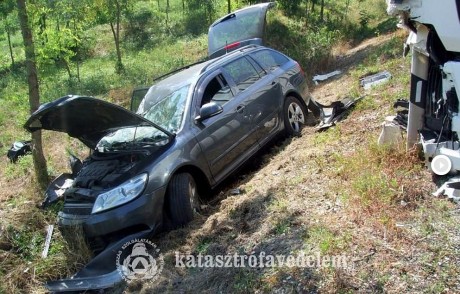 Hihetetlen szerencséje volt a személyautósnak - videóra vették a balesetet