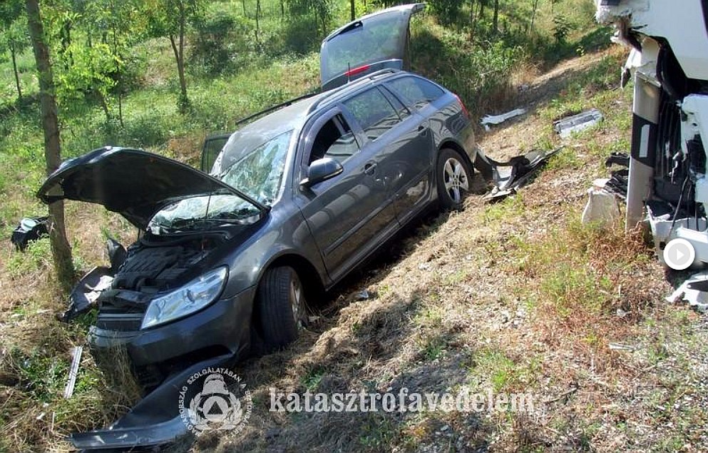Hihetetlen szerencséje volt a személyautósnak - videóra vették a balesetet