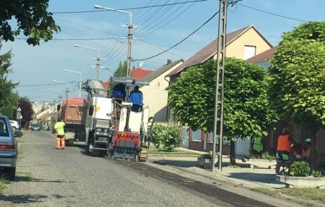 Folytatódik a burkolatfelújítás a Móricz Zsigmond utcában