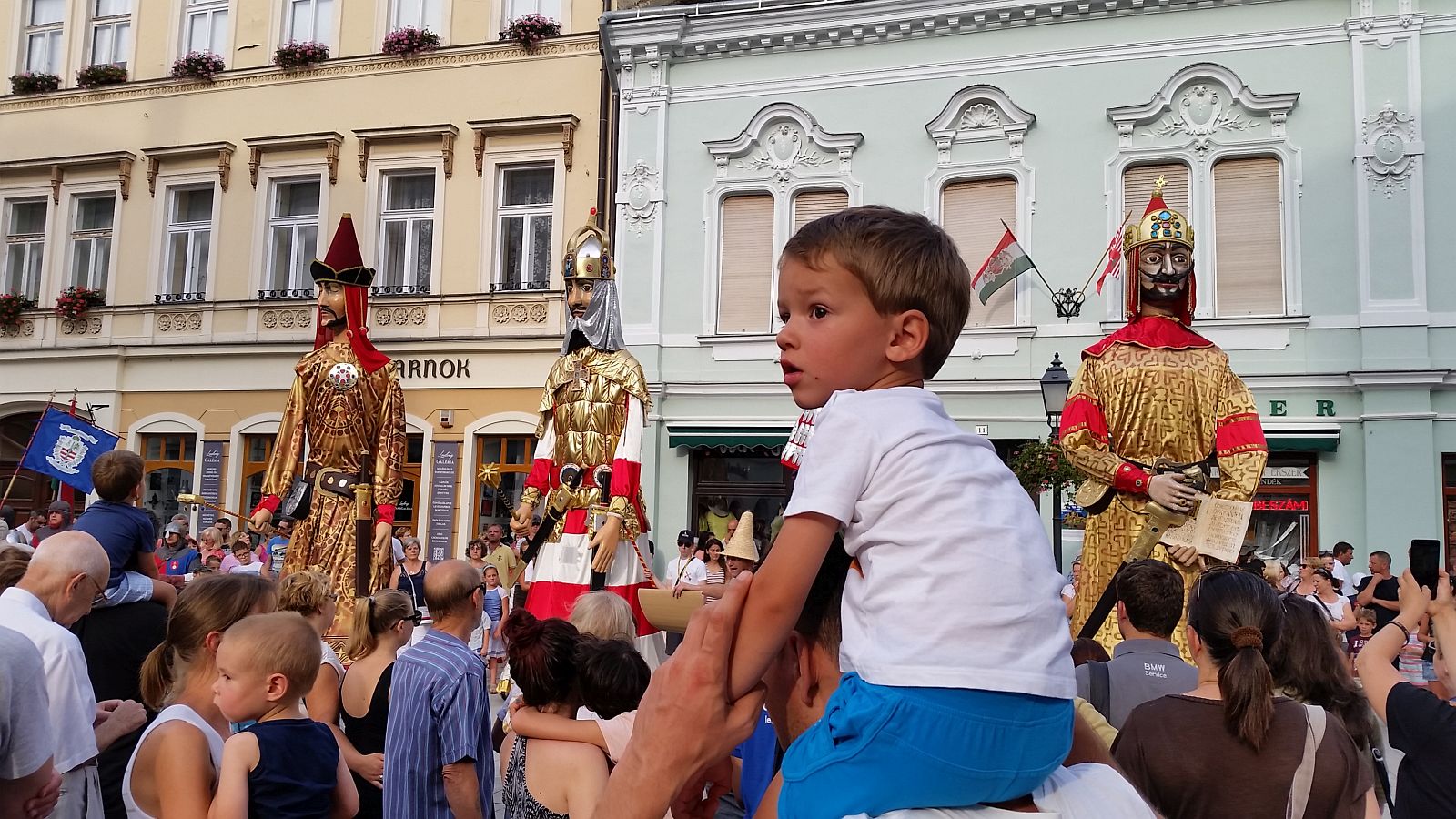 Óriásbábok és hagyományőrzők vonultak fel a nándorfehérvári diadal évfordulóján