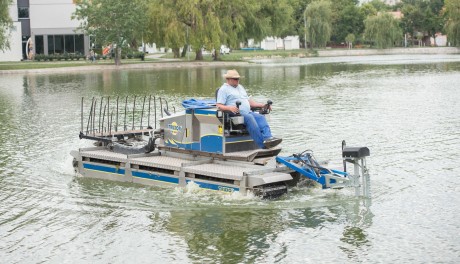 Vágják a hínárt a Csónakázó-tóban - könnyebb lesz evezni