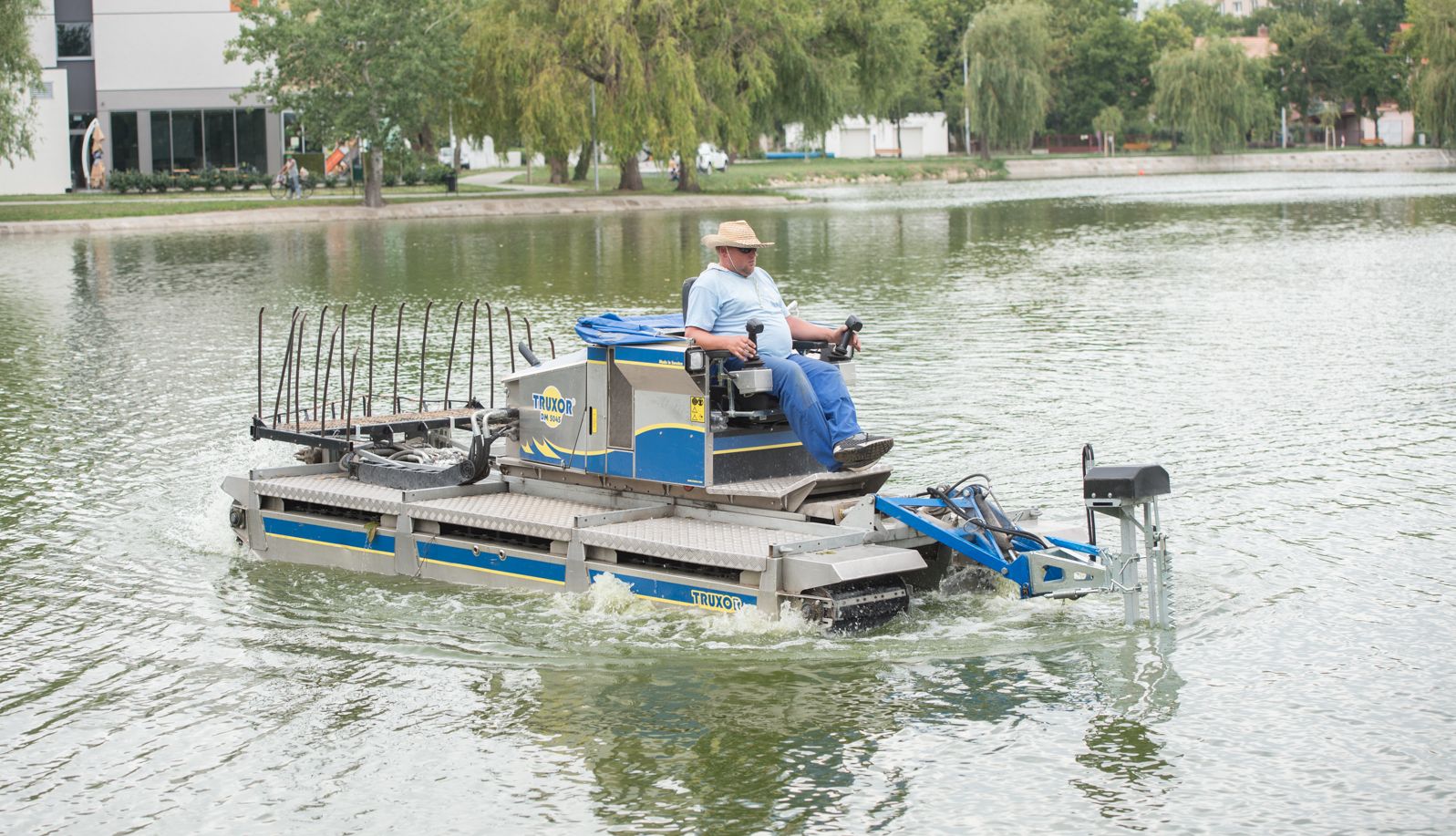 Vágják a hínárt a Csónakázó-tóban - könnyebb lesz evezni