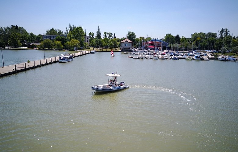 Éjjeli romantika a tavon a süllyedő csónakban - kimentették a párt a rendőrök