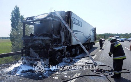Teljesen kiégett egy kamion  vezetőfülkéje az M7-esen