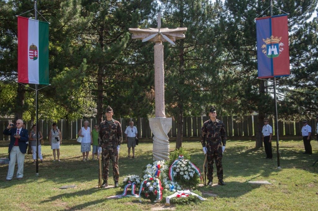 A Repülős és Ejtőernyős Emlékműnél tisztelegtek a katonatársak