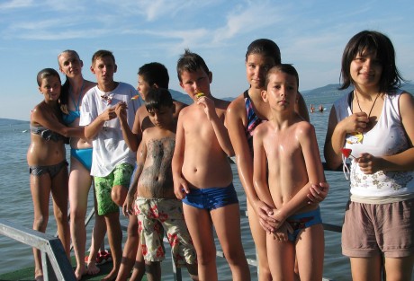 Idén is a Balatonnál találkoztak a testvérek  Vigyázó kéz táborában