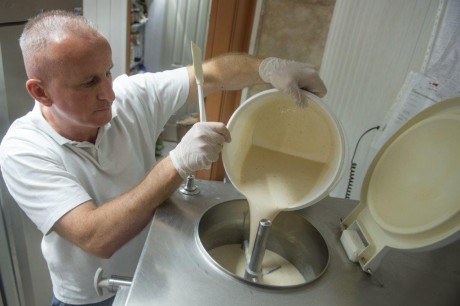 Így készül az igazi fehérvári zserbó fagyi a Budai úton