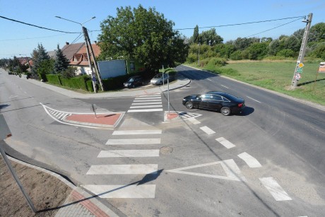 Új járda épült a Béla úton és új gyalogos átkelőhely a Fiskális út – Béla út csomópontban