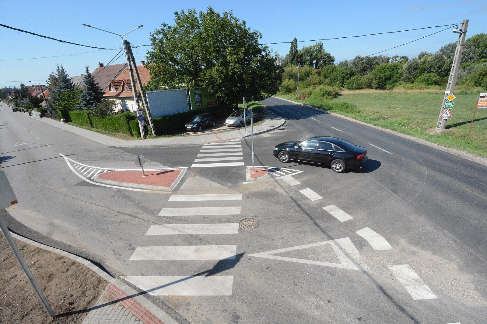 Új járda épült a Béla úton és új gyalogos átkelőhely a Fiskális út – Béla út csomópontban
