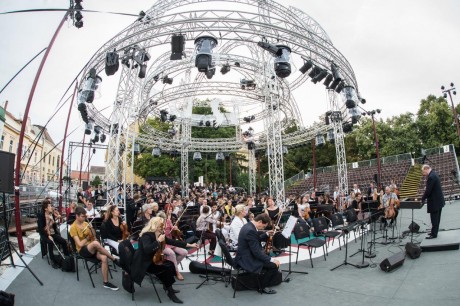 Lezárás a Koronázó téren a Musica Sacra és a Szertartásjáték előadásai alatt