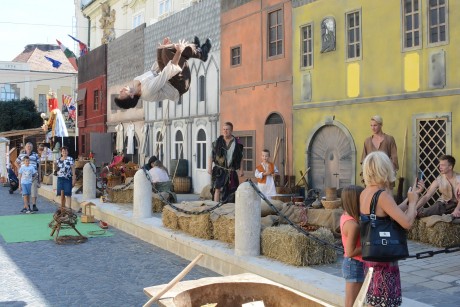 Különleges időutazás kezdődött - középkori forgatag a Koronázási Ünnepi Játékokon