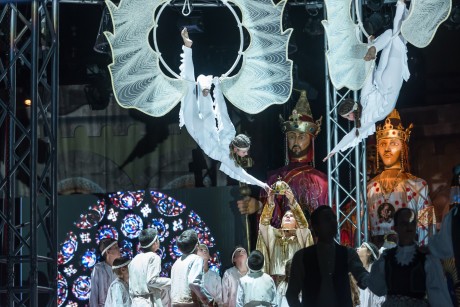 Az időjárás miatt elmaradt és hétfőn, az esőnapon lesz a szertartásjáték